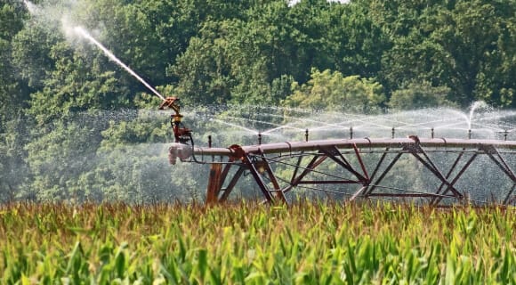 irrigação de campo para mitigar as consequências climáticas da seca