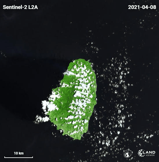 La Soufrière volcano eruption on satellite imagery